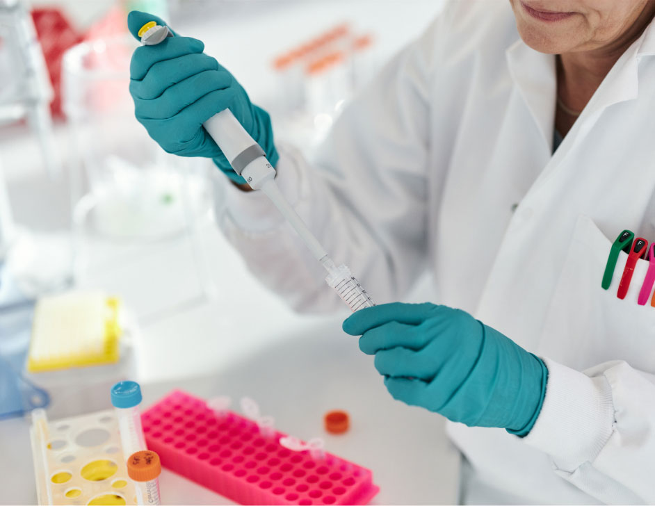 Empleado de laboratorio trabajando con muestras